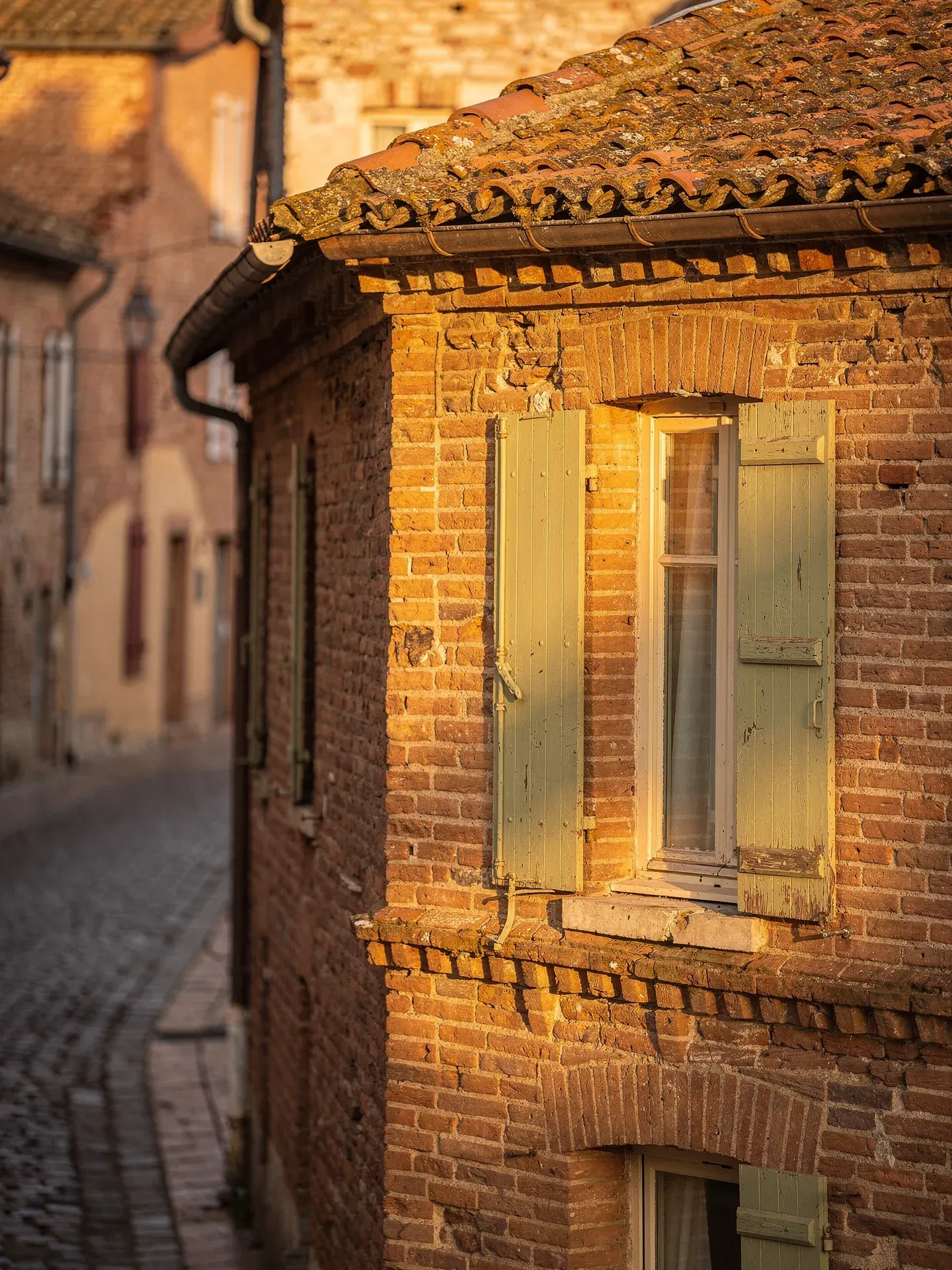 Architecture en briques rouges typique d'Albi en lumière dorée d'après-midi