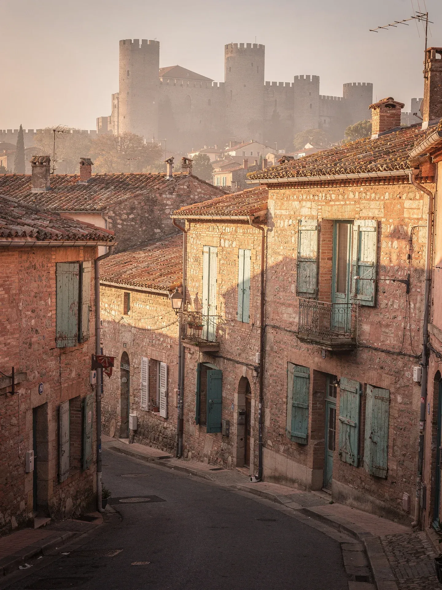 Rue résidentielle de Carcassonne avec remparts médiévaux de la Cité en arrière-plan