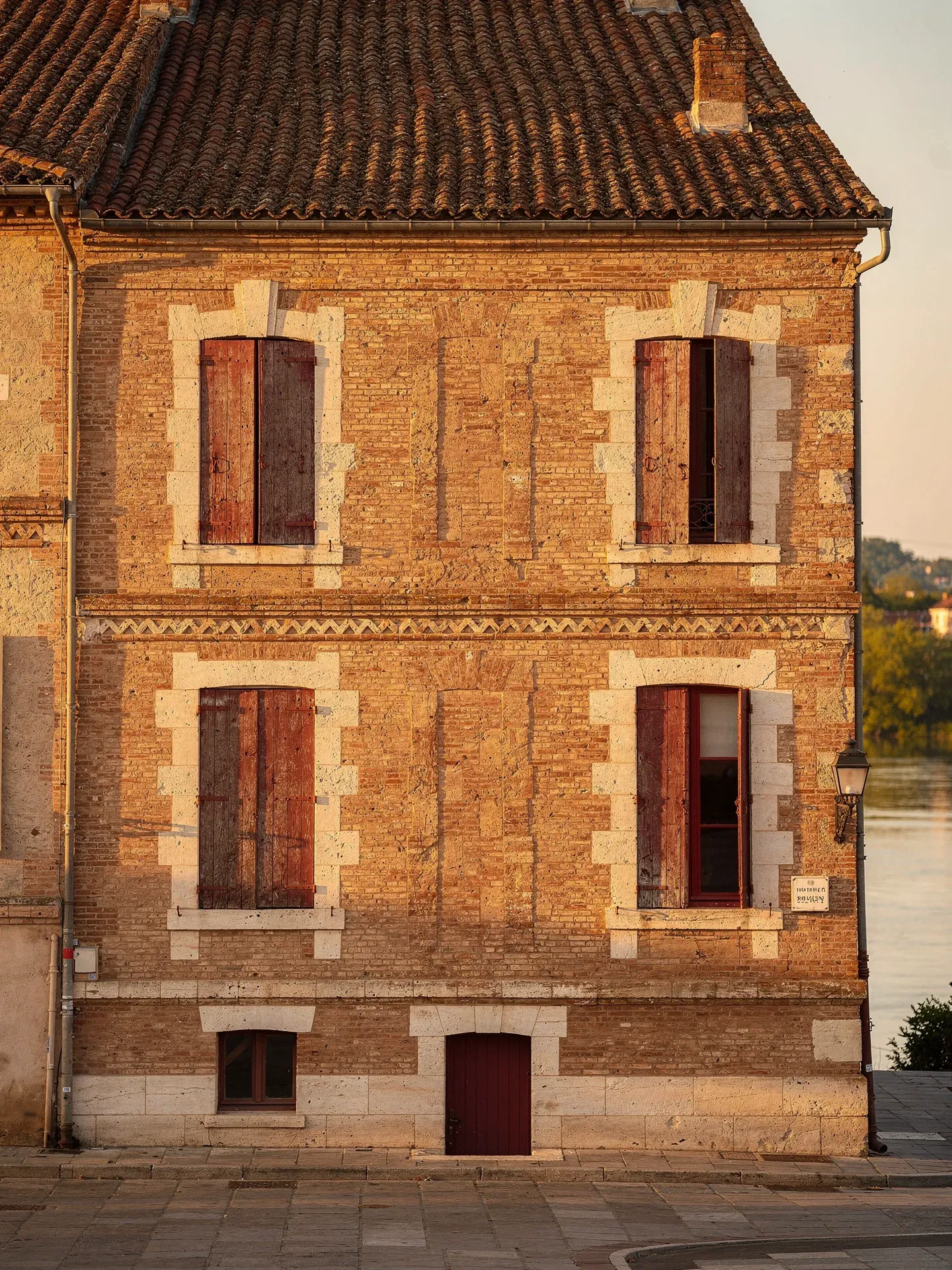 Maison classique en brique rose de Montauban avec encadrements de fenêtres en pierre