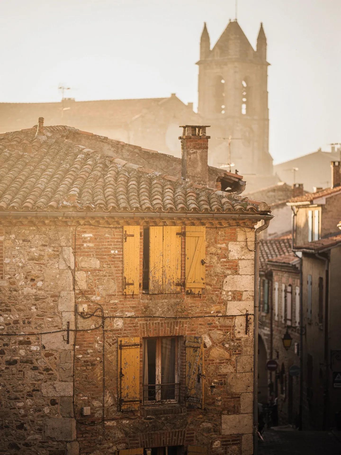 Maison ariégeoise traditionnelle à Pamiers avec clocher de la cathédrale en arrière-plan